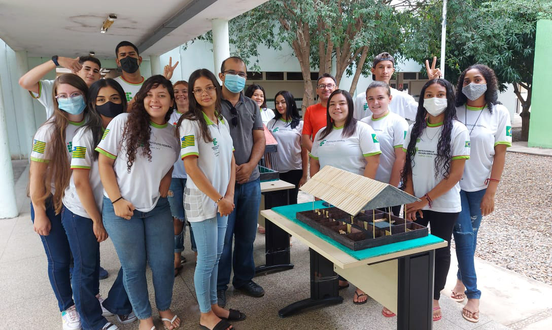 APRESENTAÇÃO de MAQUETES SEMI-PROFISSIONAIS de INSTALAÇÕES AGROPECUÁRIAS
